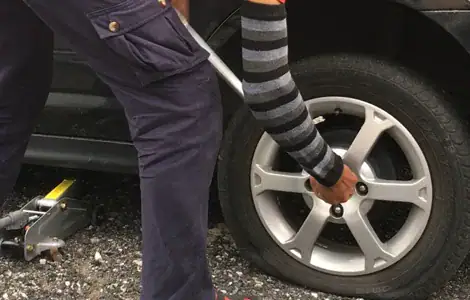 ช่างเปลี่ยนยางรถยนต์นอกสถานที่ บริการด่วนถึงที่ 24 ชั่วโมง