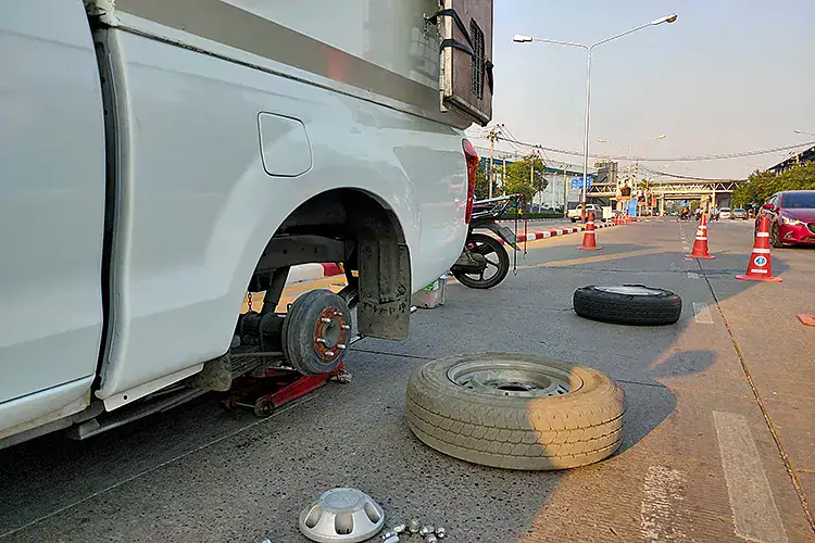 เปลี่ยนยางนอกสถานที่ บริการด่วนถึงที่ ใกล้คุณ ตลอด 24 ชั่วโมง